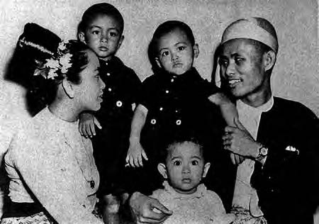 1947 photo of Aung San Suu Kyi (baby in the foreground) with her mother, Khin Kyi, father, Aung San, and brothers, Aung San Oo and Aung San Lin. 