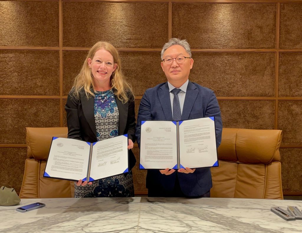 Photo of Hilary FINCHUM-SUNG and YUN Jae Seug showing the signed memorandum of understanding for the AAS-in-Asia 2023 conference