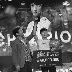 a man being crowned champion as he holds a check for 40,000,000 won