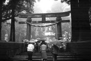 Photo of people visiting the shrine with umbrellas