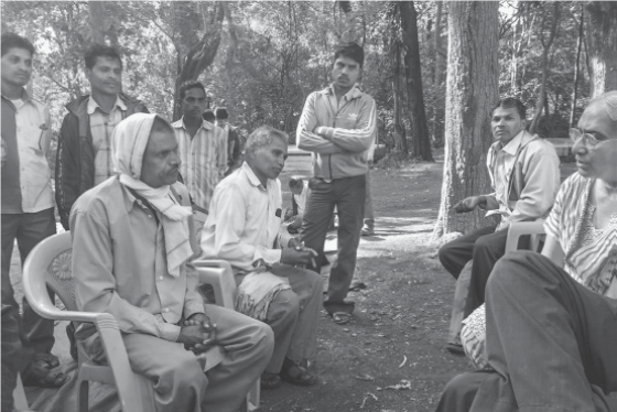 Image of Indian farmers speaking with a woman 