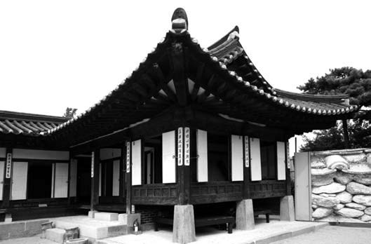 Traditional Korean hanok.