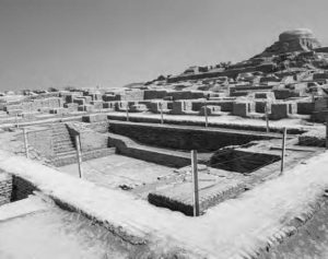 Image of excavated ruins of a big pit