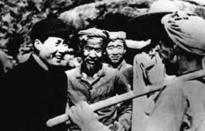 Image of Chairman Mao talking with peasant workers