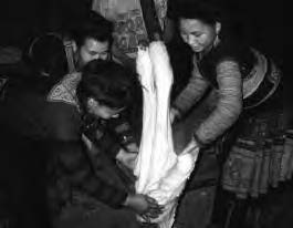 a photo of several women stretching glutinous rice