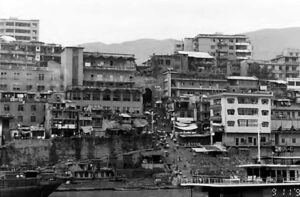 image of dilapidated apartment buildings 